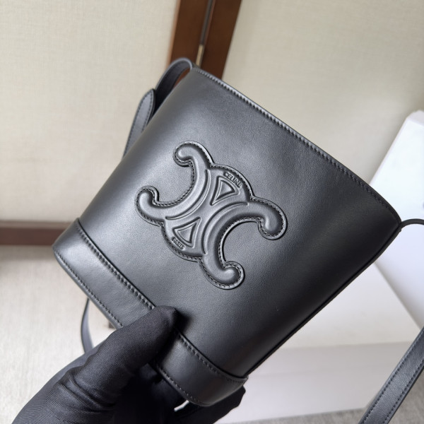 Ce**e mini bucket cuir triomphe