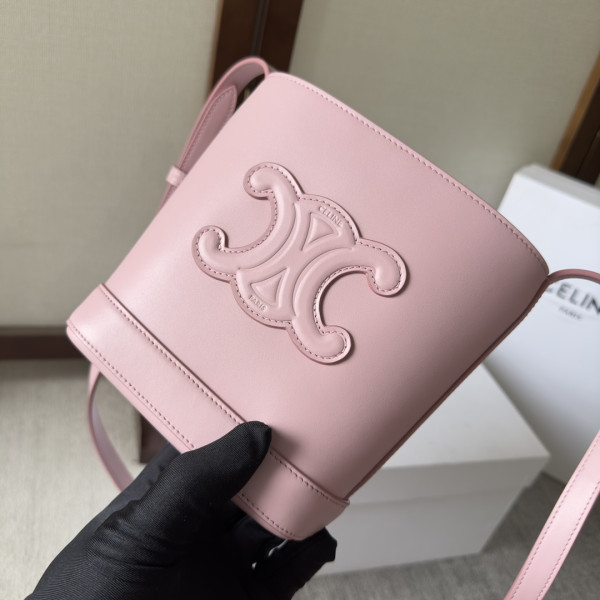 Ce**e mini bucket cuir triomphe