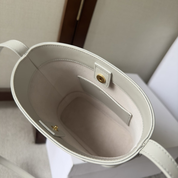 Ce**e mini bucket cuir triomphe