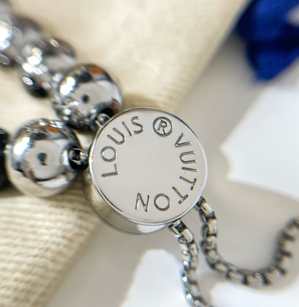 l**is V*t*n bracelet