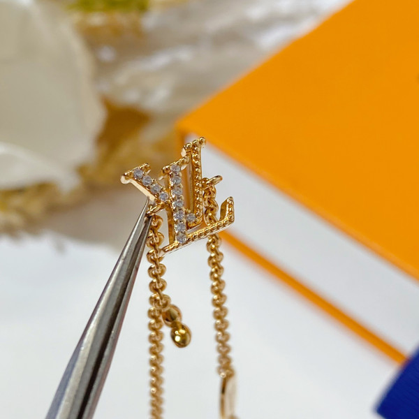 l**is V*t*n bracelet