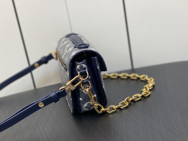 l**is V*t*n pochette metis east west