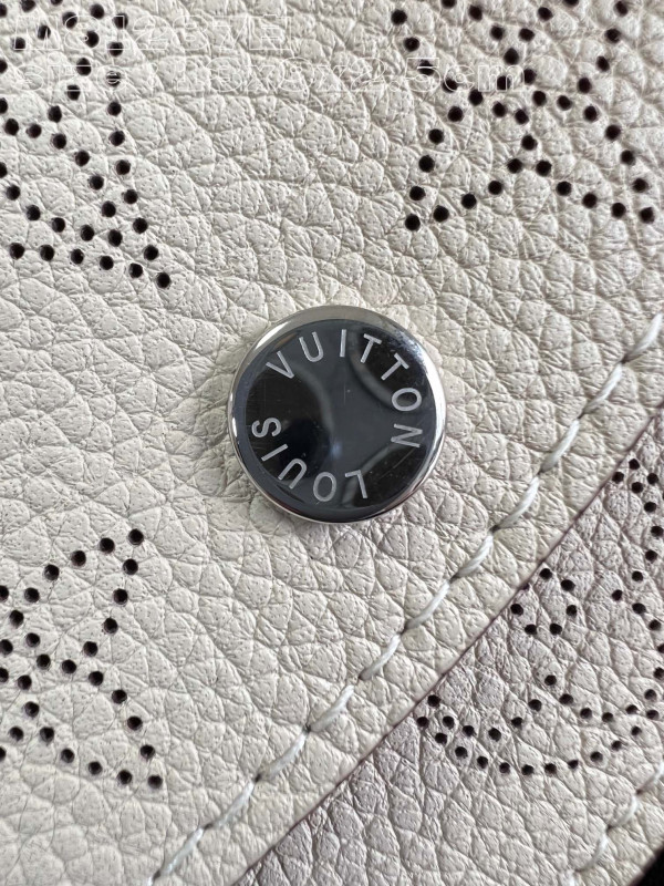 l**is V*t*n card holder recto verso