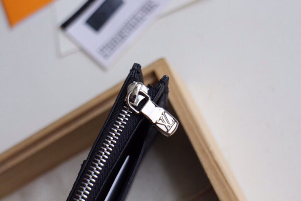 l**is V*t*n coin card holder