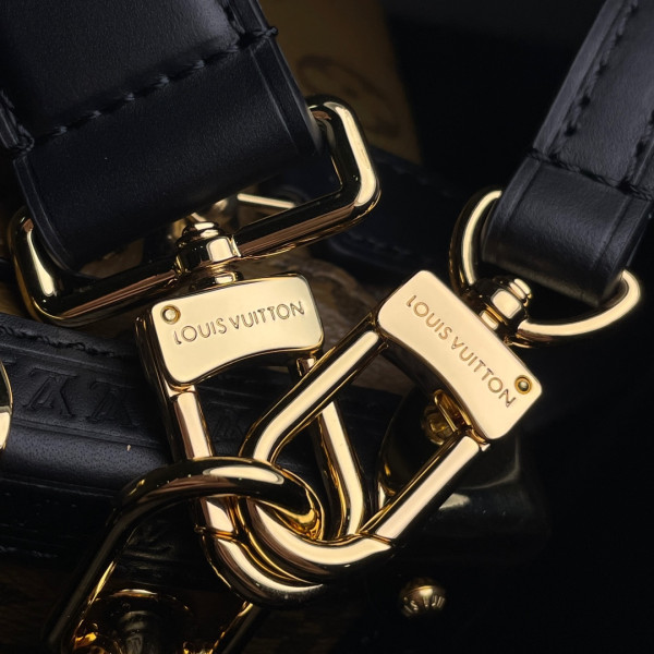 l**is V*t*n side trunk mm