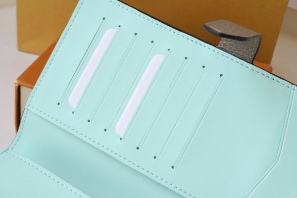 l**is V*t*n vertical wallet