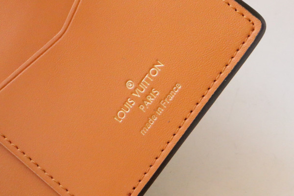 l**is V*t*n vertical wallet