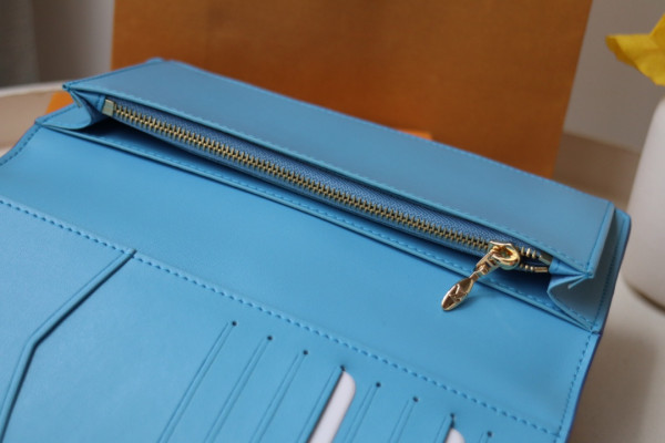 l**is V*t*n vertical wallet