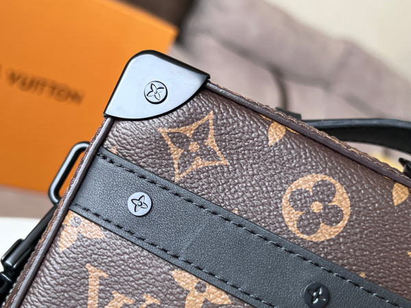 l**is V*t*n handle soft trunk