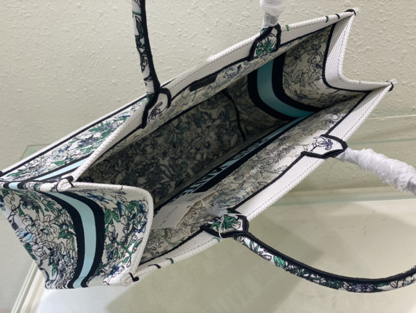 large D*or book tote