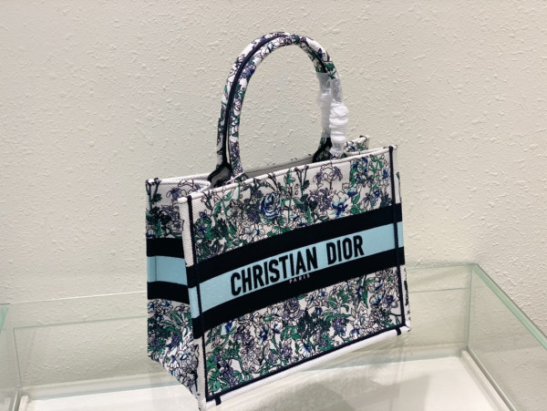 medium D*or book tote