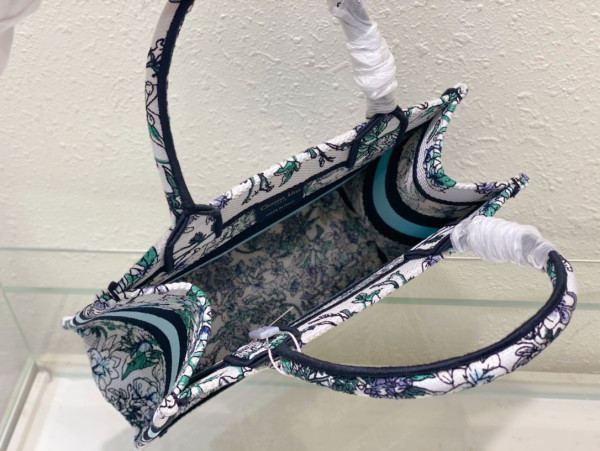 small D*or book tote