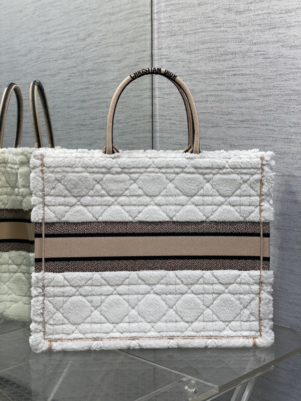 large D*or book tote