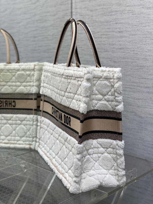 large D*or book tote