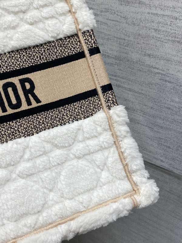 medium D*or book tote