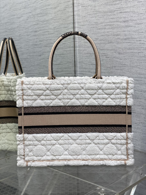 medium D*or book tote