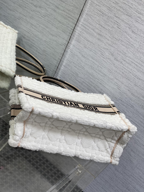 medium D*or book tote