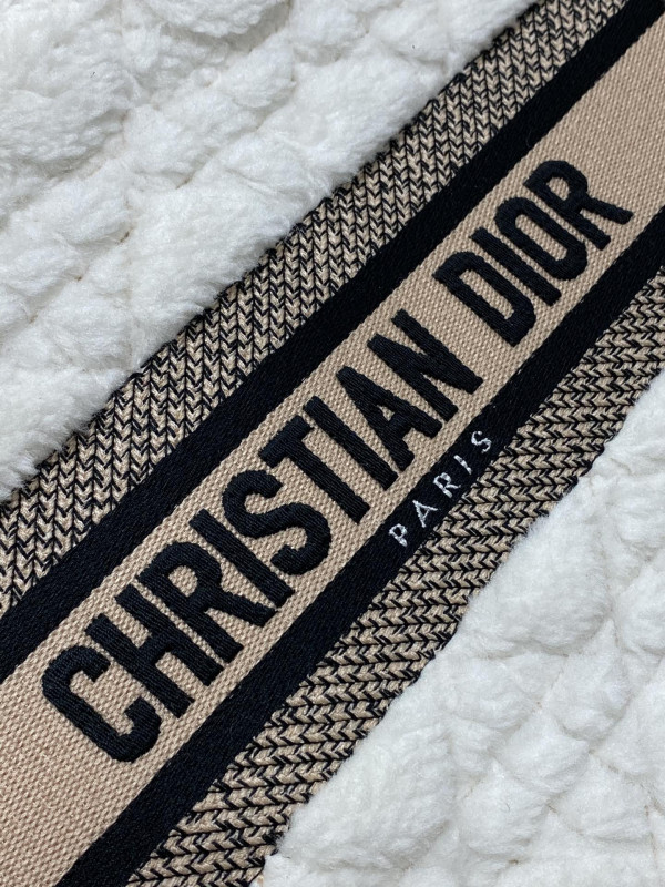 small D*or book tote