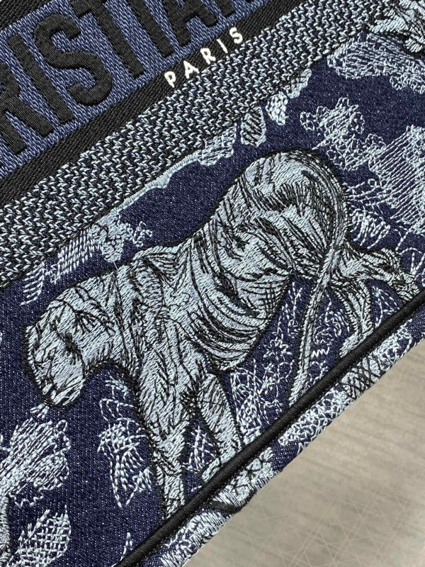 medium D*or book tote