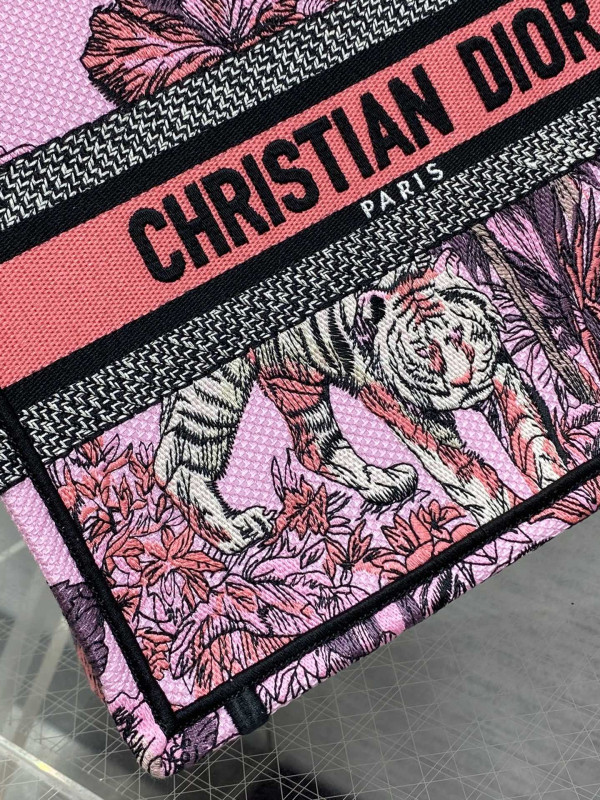 small D*or book tote