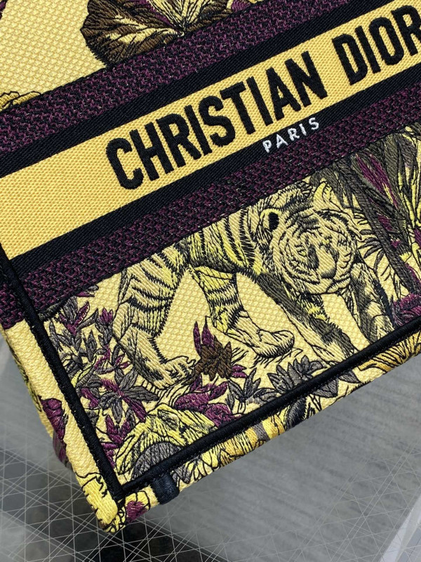 small D*or book tote