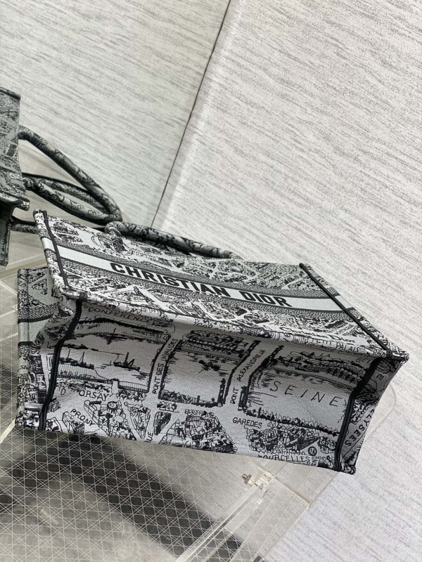 medium D*or book tote