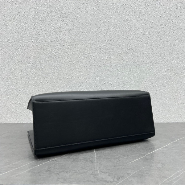 Ce**e cabas 16 in smooth calfskin