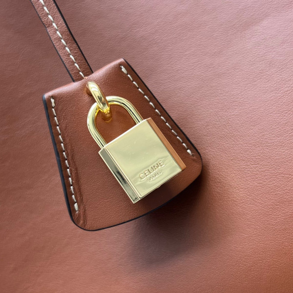 Ce**e cabas 16 in smooth calfskin