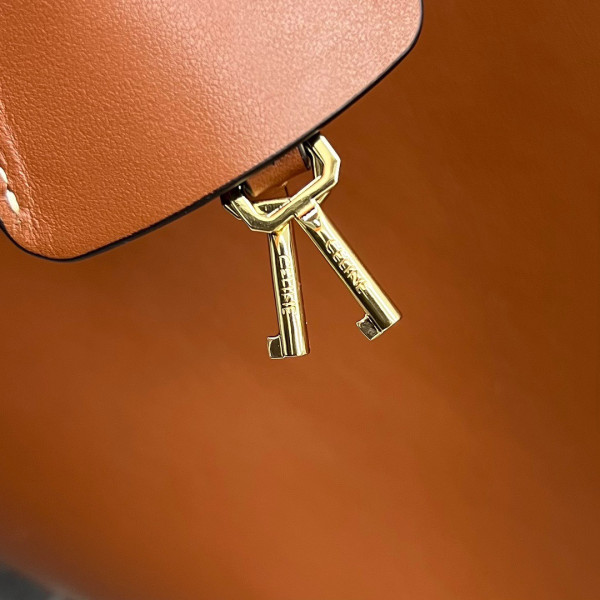 Ce**e cabas 16 in smooth calfskin