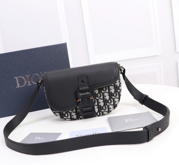 D*or saddle pouch with strap