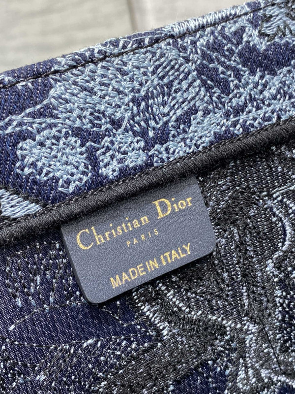 large D*or book tote