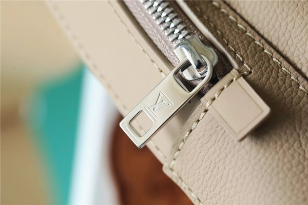 l**is V*t*n pilot slingbag