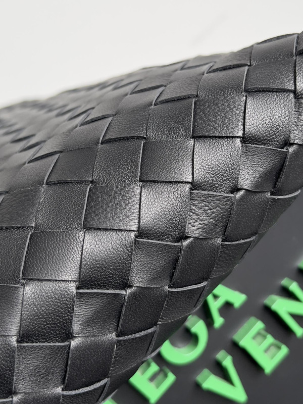 Bo*te*ga ve*ne*ta large hop