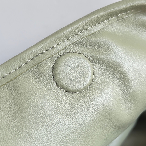 Bo*te*ga ve*ne*ta large hop