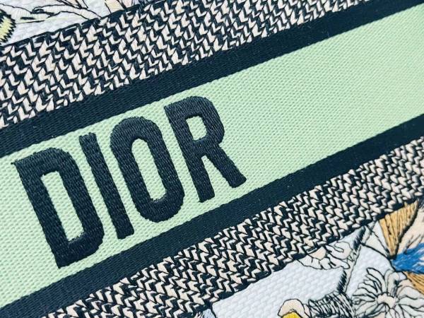 large D*or book tote