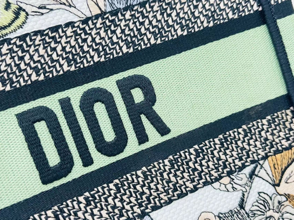 medium D*or book tote