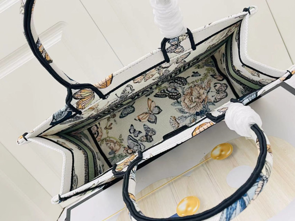 medium D*or book tote