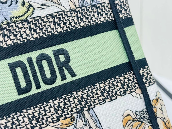 small D*or book tote