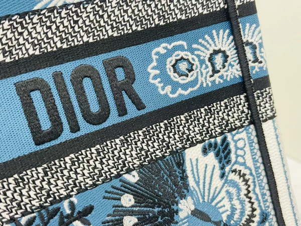 medium D*or book tote