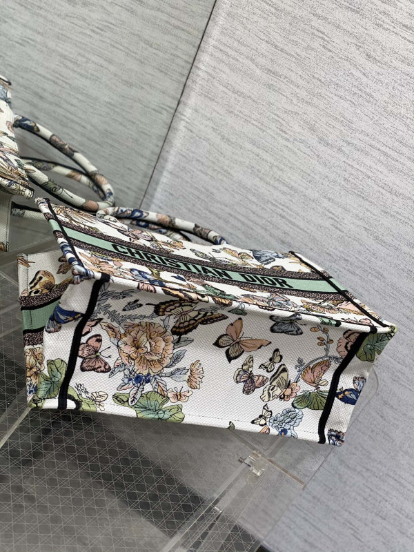 medium D*or book tote