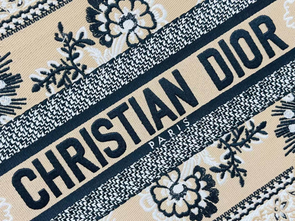 medium D*or book tote