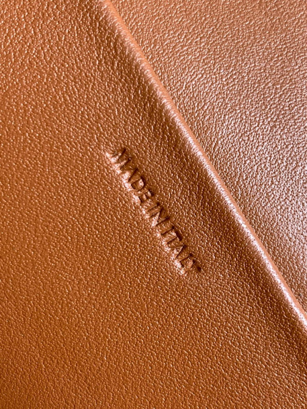 Ce**e besace cuir triomphe