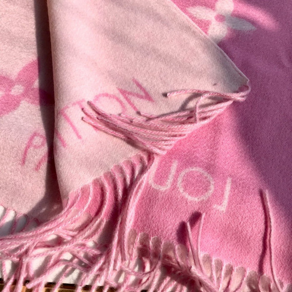 l**is V*t*n reykjavik scarf