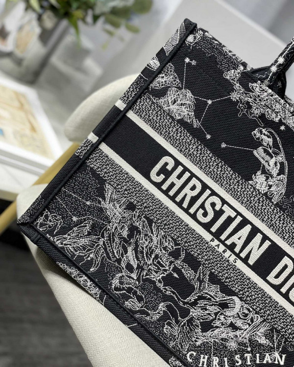 medium D*or book tote