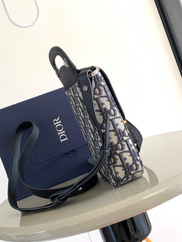 D*or saddle vertical pouch with strap