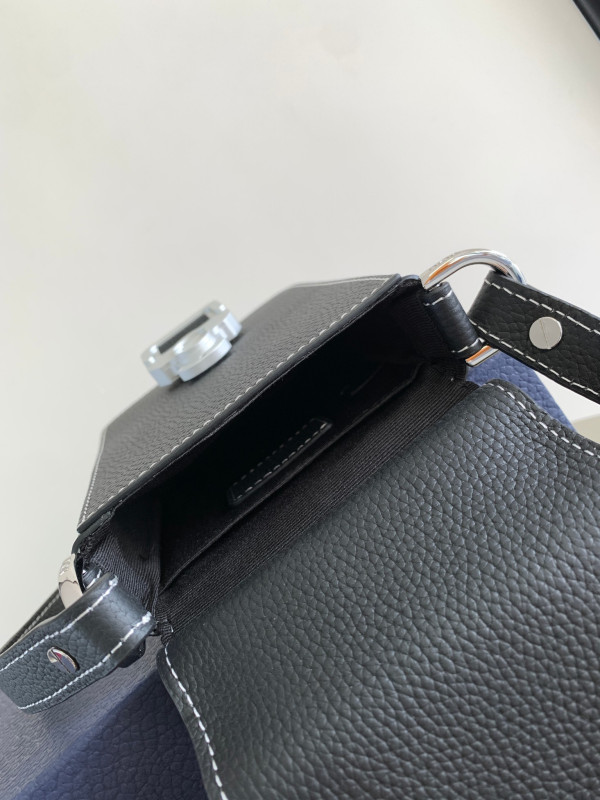 D*or saddle vertical pouch with strap