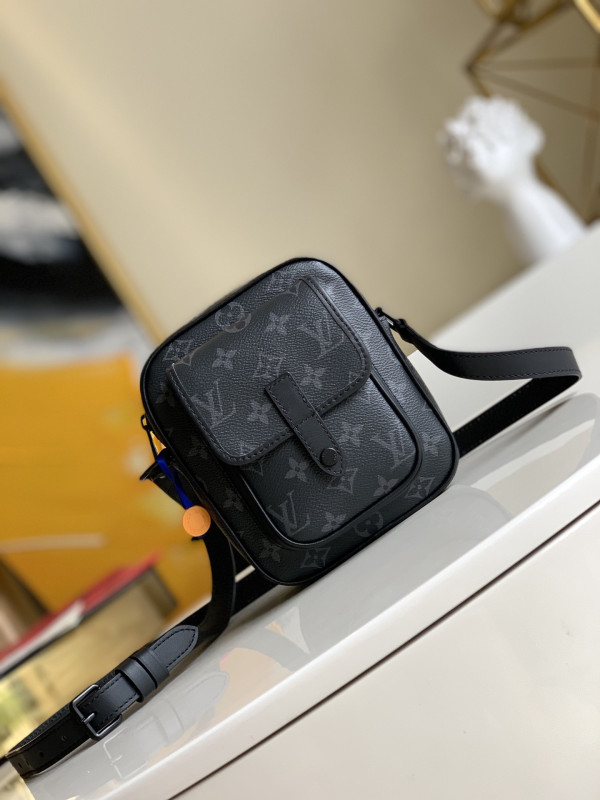 l**is V*t*n christopher wearable wallet