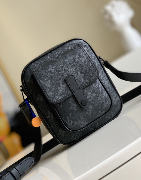 l**is V*t*n christopher wearable wallet