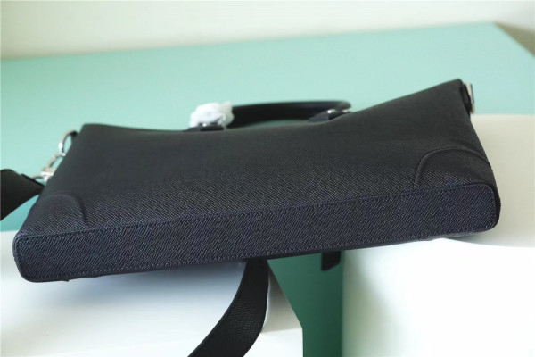 l**is V*t*n slim nv briefcase