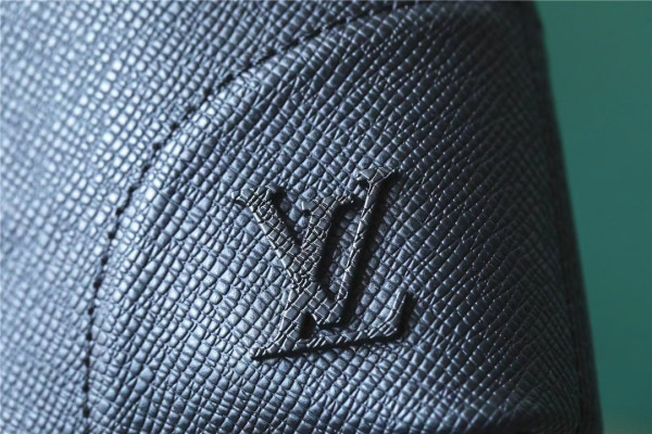 l**is V*t*n slim nv briefcase